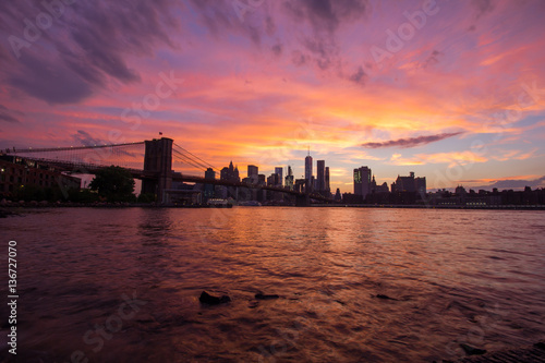 Sonnenuntergang mit der Skyline von New York © Marvin