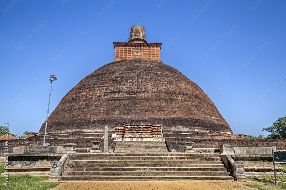 In der Pilgerstätte der alten Königstadt Anuradhapura auf der tropischen Insel Sri Lanka In der Pilgerstätte der alten Königstadt Anuradhapura auf der tropischen Insel Sri Lanka