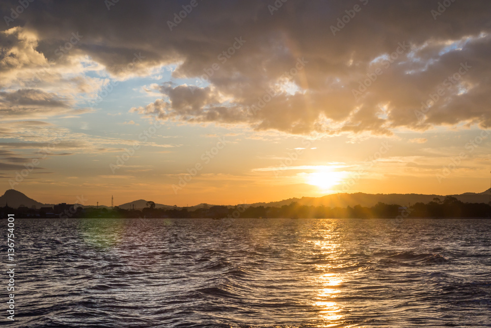Fototapeta premium sunrise in the sea