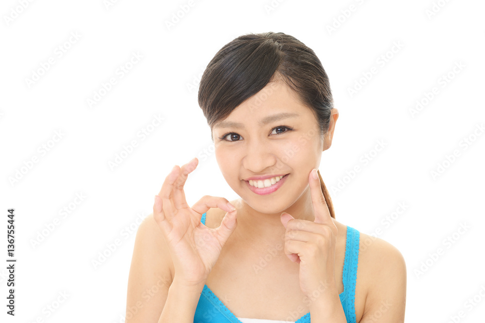 スキンケアをする女性 スキンケアをする女性