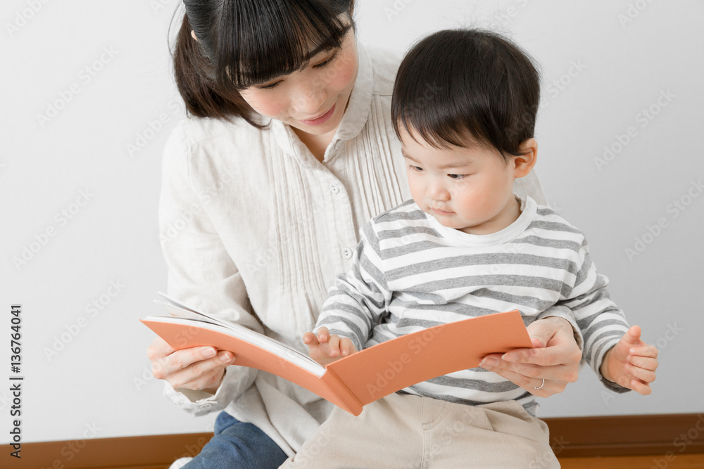 赤ちゃん、本、読み聞かせ、カーペット 赤ちゃん、本、読み聞かせ、カーペット
