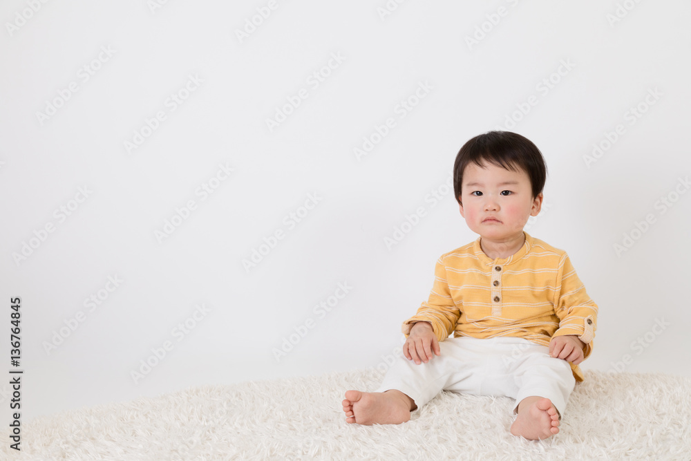 赤ちゃん、座る、カーペット 赤ちゃん、座る、カーペット