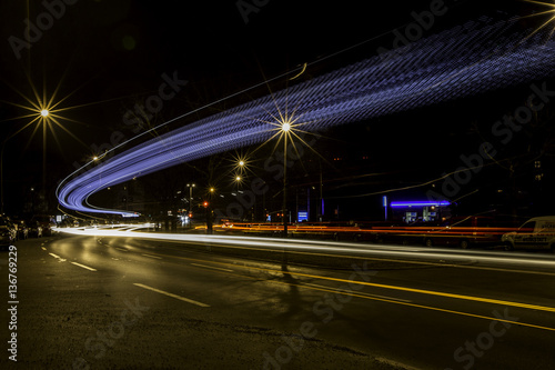 Nächtlicher Verkehr auf einer Straße in Berlin Wilmersdorf © parallel_dream