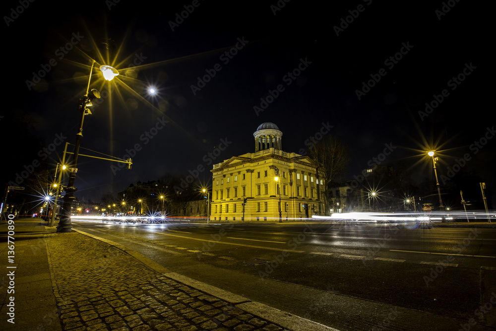 Befahrene Hauptstraße in Berlin Charlottenburg bei Nacht