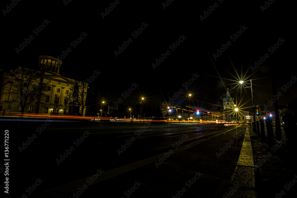 Befahrene Hauptstrasse in Berlin Charlottenburg bei Nacht