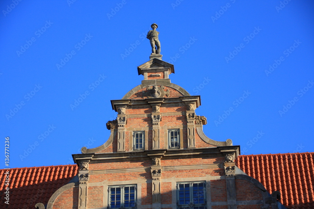 statuette sur le toit d'une maison à Gdansk