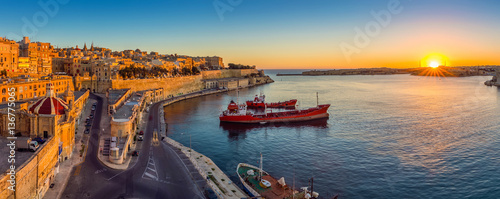 Quadro em tela Valletta, Malta - Panoramic skyline view of Valletta and the Grand Harbor with b