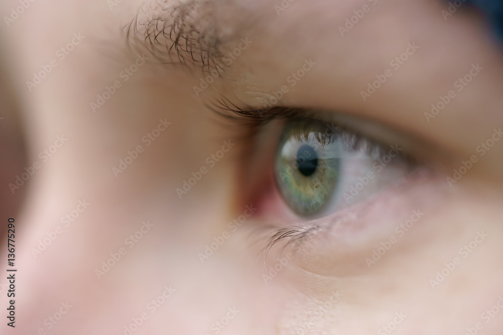 Obraz premium Closeup of teenage girl eye without makeup looking straight outdoors shallow focus