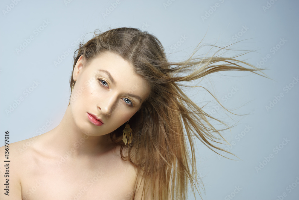 Obraz premium Piękna młoda twarz kobiety. Strzał studio.