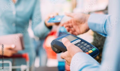 Foto Woman at the store checkout