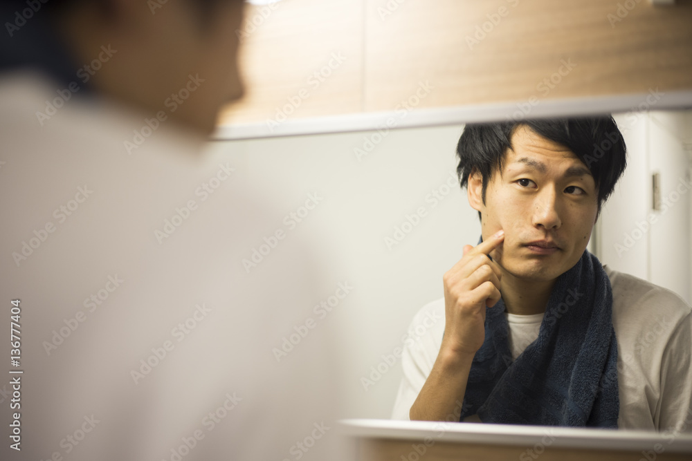 洗顔後ニキビを気にする日本人男性 Stock Photo | Adobe Stock