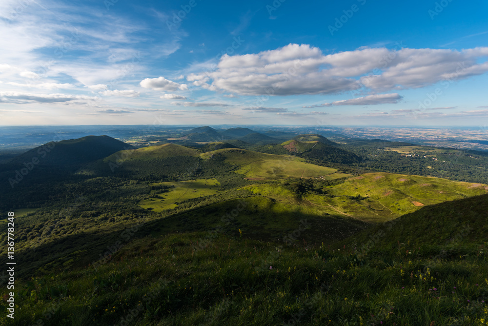 Vue en altitude des volcans du Puy de Dôme en Auvergne France. Magnifique ciel bleu et paysage verdoyant.