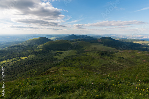 Vue en altitude des volcans du Puy de Dôme en Auvergne France. Magnifique ciel bleu et paysage verdoyant.