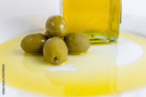 Aceitunas y aceite en el plato photo