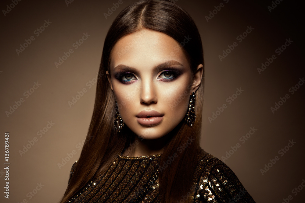 Glamour portrait of beautiful girl model with makeup and romantic hairstyle. Fashion shiny highlighter on skin, sexy gloss lips make-up and dark eyebrows. - obrazy, fototapety, plakaty 