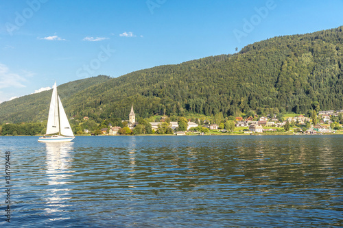 Segelboot auf dem Ossiacher See in Kärnten photo