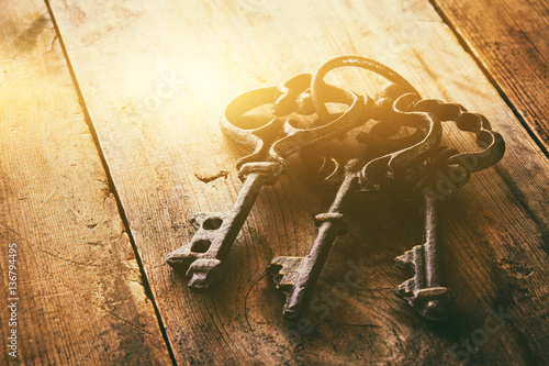фотографія close up of vintage skeleton keys over wooden table