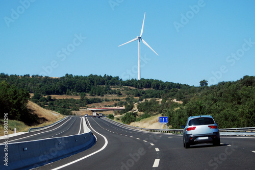 Vista de una turbina eólica desde una autopista española photo
