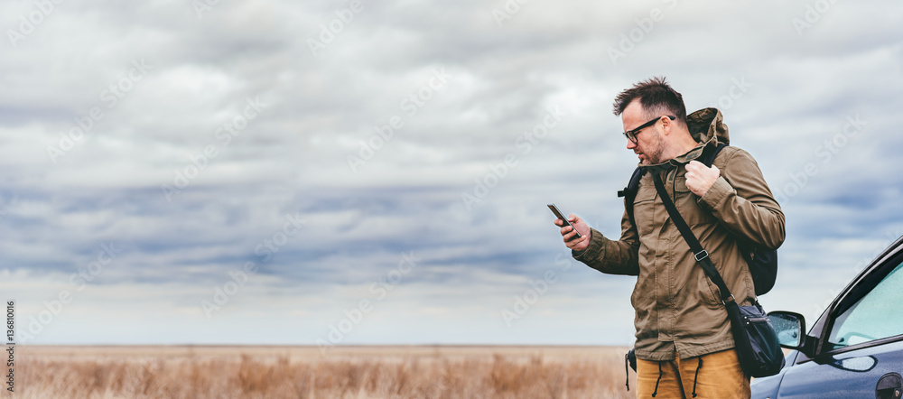 Naklejka premium Man using smart phone outdoor