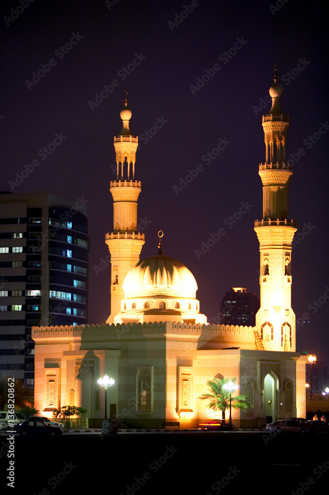 Moschee bei Nacht in Sharjah City, Vereinigte Arabische Emirate, Arabische Halbinsel, Naher Osten