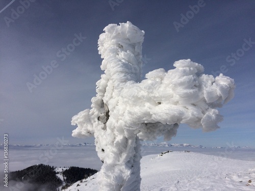 Gipfelkreuz mit Schnee