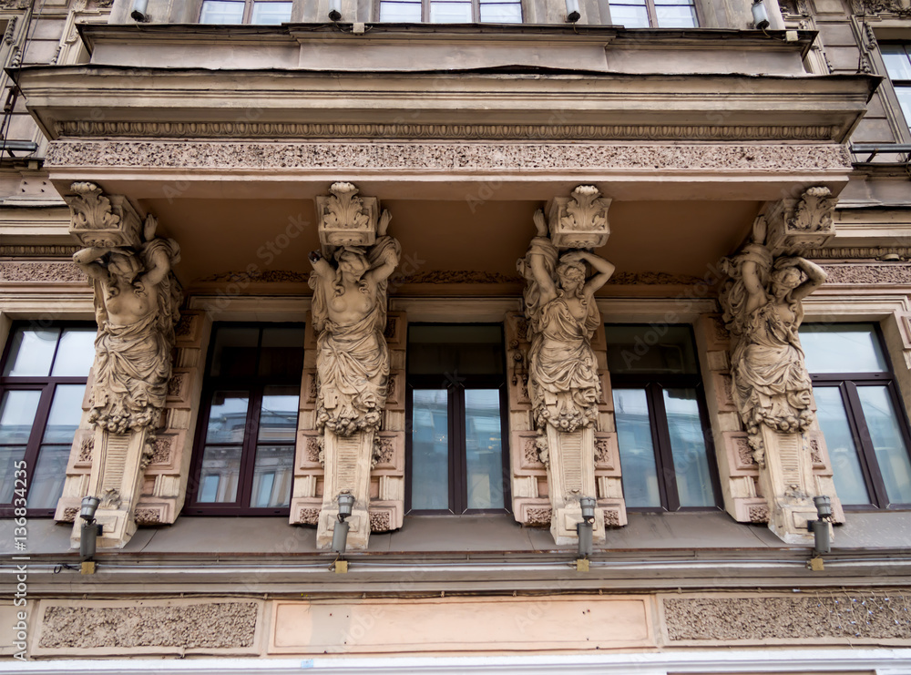 Obraz premium Support in the form of female figures on the balcony