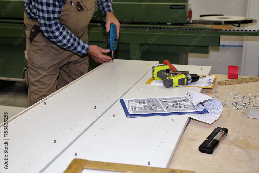 Ein Schreiner arbeitet an seiner Werkbank
(Carpenter working on his workbench) Ein Schreiner arbeitet an seiner Werkbank
(Carpenter working on his workbench)