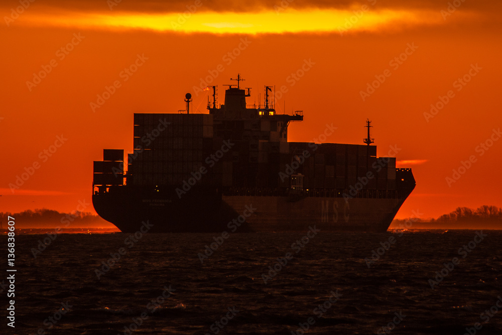 Schiff von der Sonne auf der Elbe