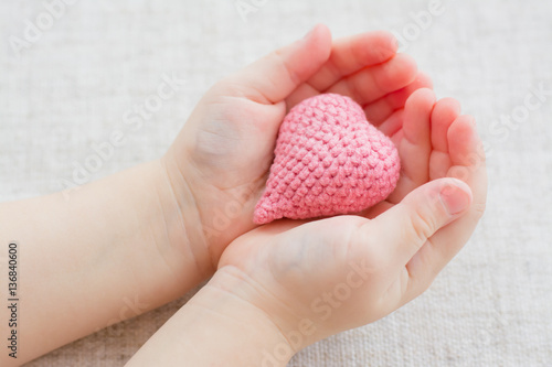 Вязанное сердце в детских ладонях © elenarui