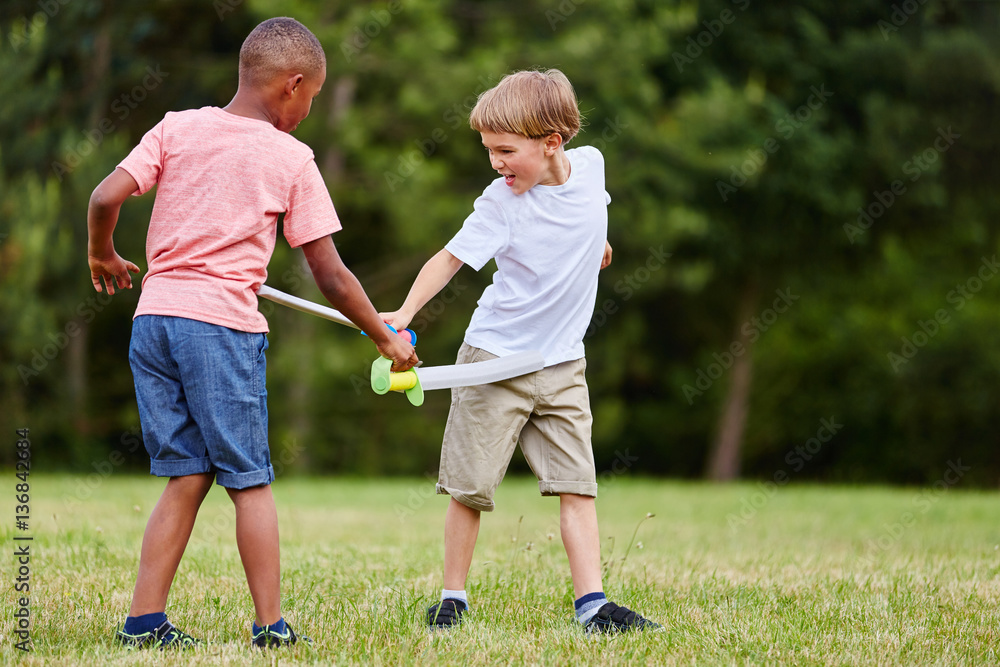 Zwei Kinder spielen mit Schwertern