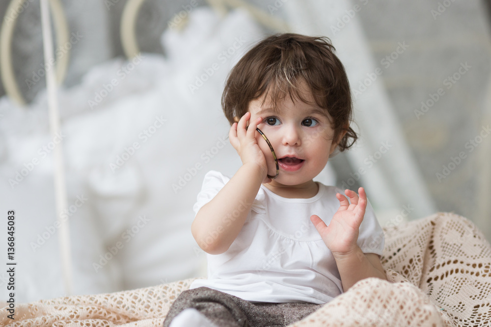 Fototapeta premium Happy little girl sitting in bad