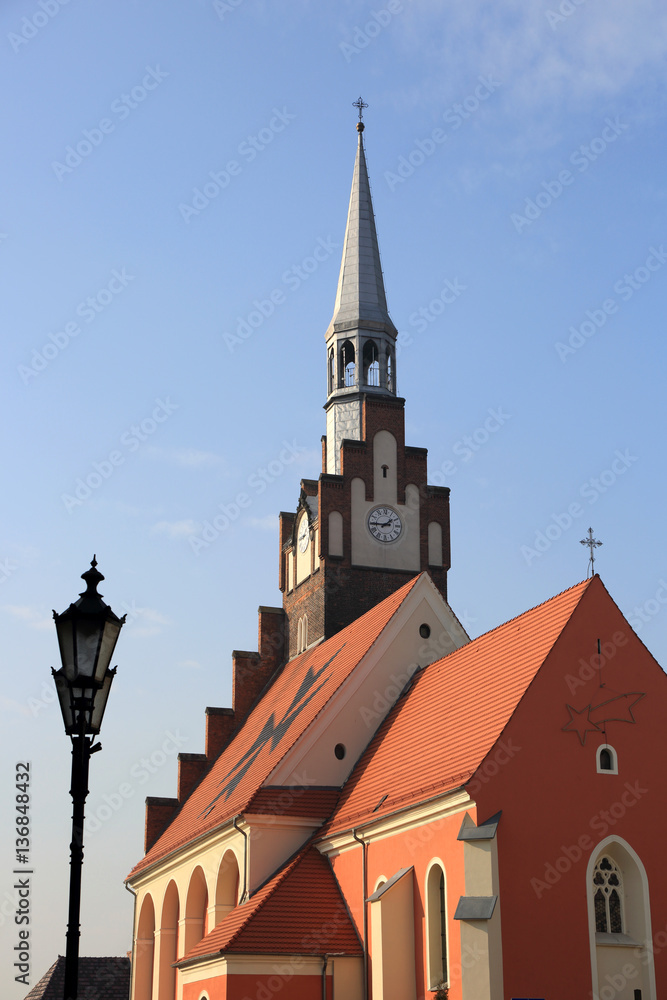 Wieża i fragment kościoła w Niemodlinie. Wieża i fragment kościoła w Niemodlinie.
