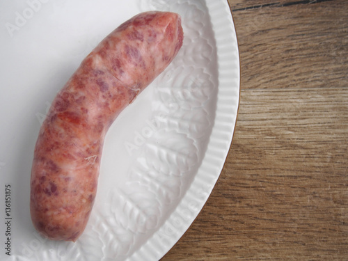 Foto Raw creole sausage in plate