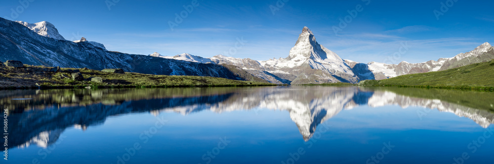 Naklejka premium Panorama Stellisee i Matterhorn w Szwajcarii