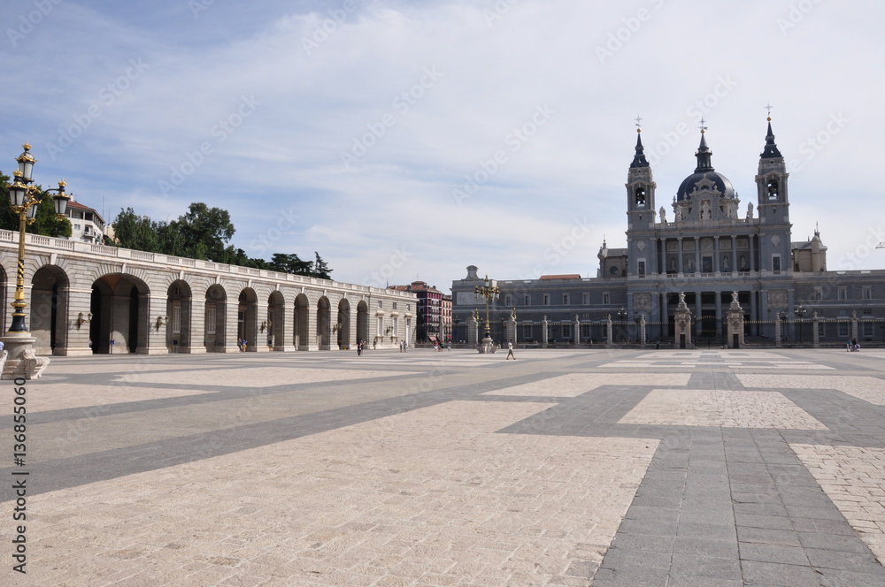 Fototapeta premium Plaza de la Armería y la Almudena