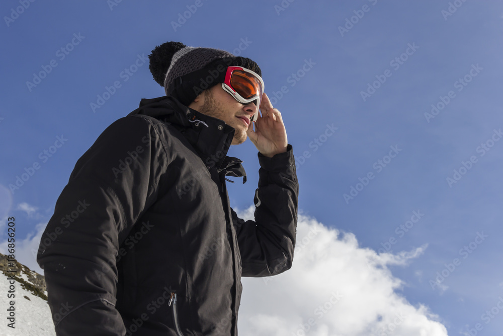 Hombre joven en la Sierra Nevada Hombre joven en la Sierra Nevada