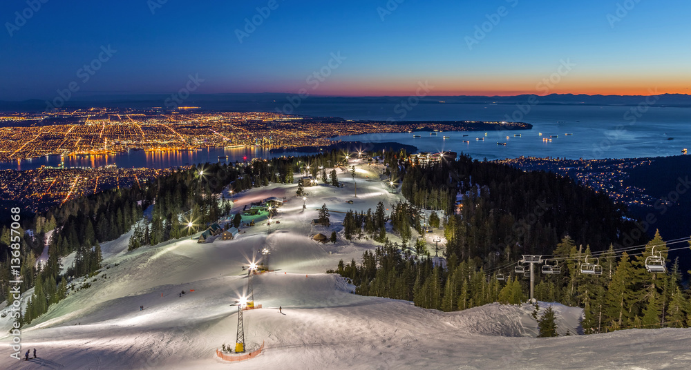 Naklejka premium Ośrodek narciarski Grouse Mountain z pięknym widokiem na miasto Vancouver w Kolumbii Brytyjskiej o zmierzchu