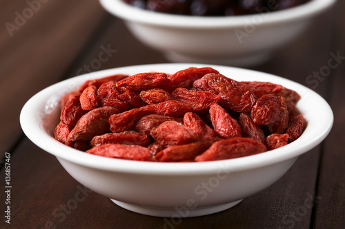 Getrocknete Goji oder Bocksdorn Beeren in kleiner Schüssel, fotografiert mit natürlichem Licht (Selektiver Fokus, Fokus auf die oberen Beeren)