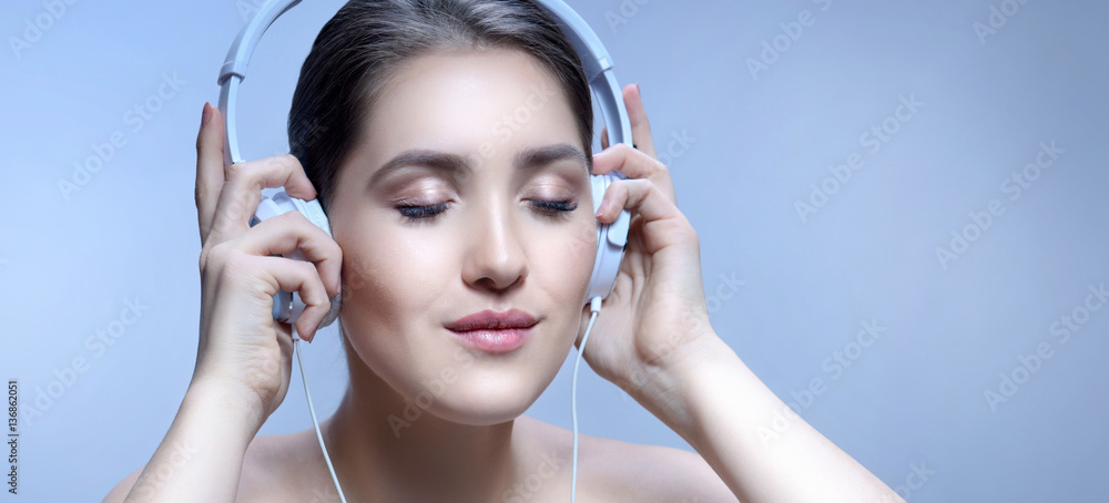 Fototapeta premium woman beauty portrait with headphones