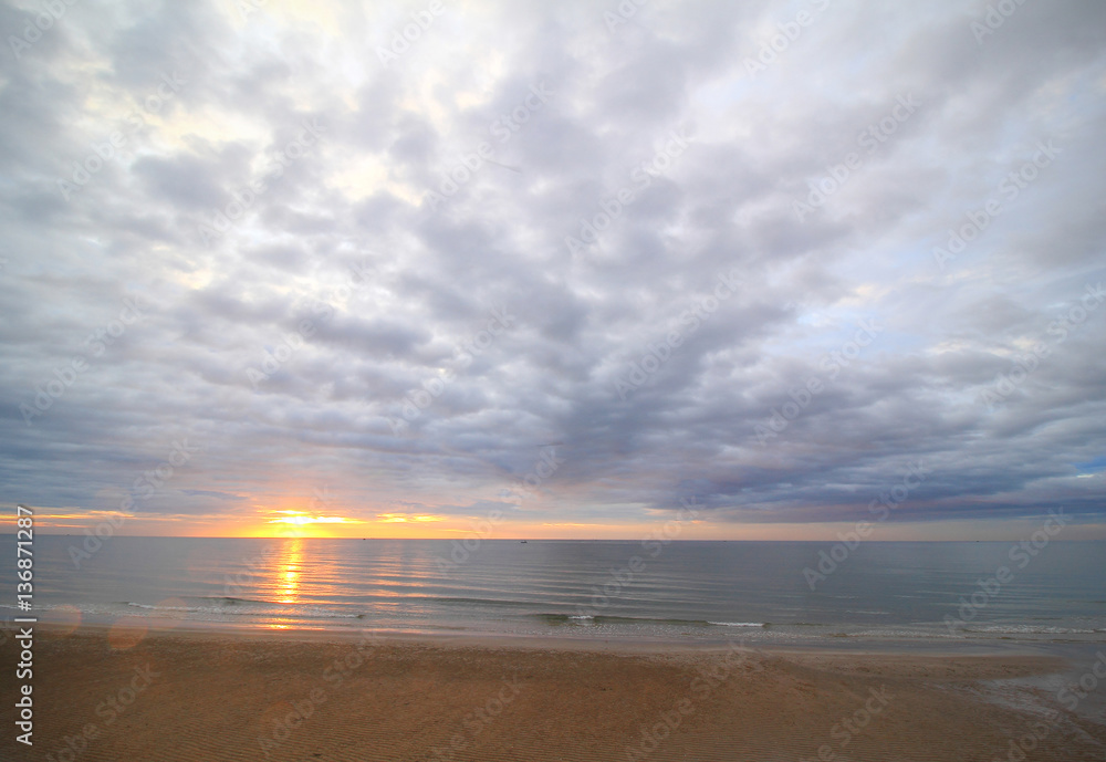Fototapeta premium Beautiful sunrise in the sea