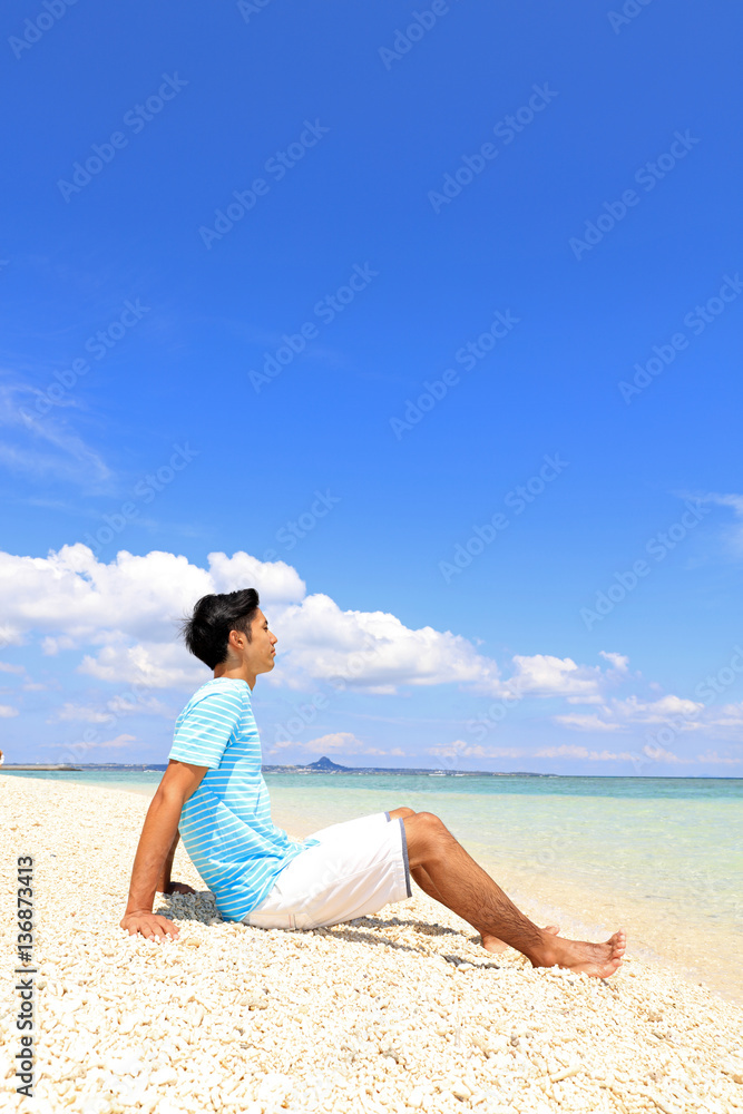 南国の美しいビーチで寛ぐ男性