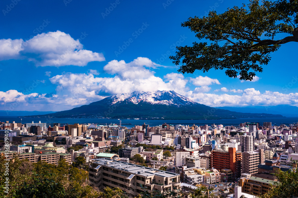 Fototapeta premium 冠雪の桜島と鹿児島市の街並み