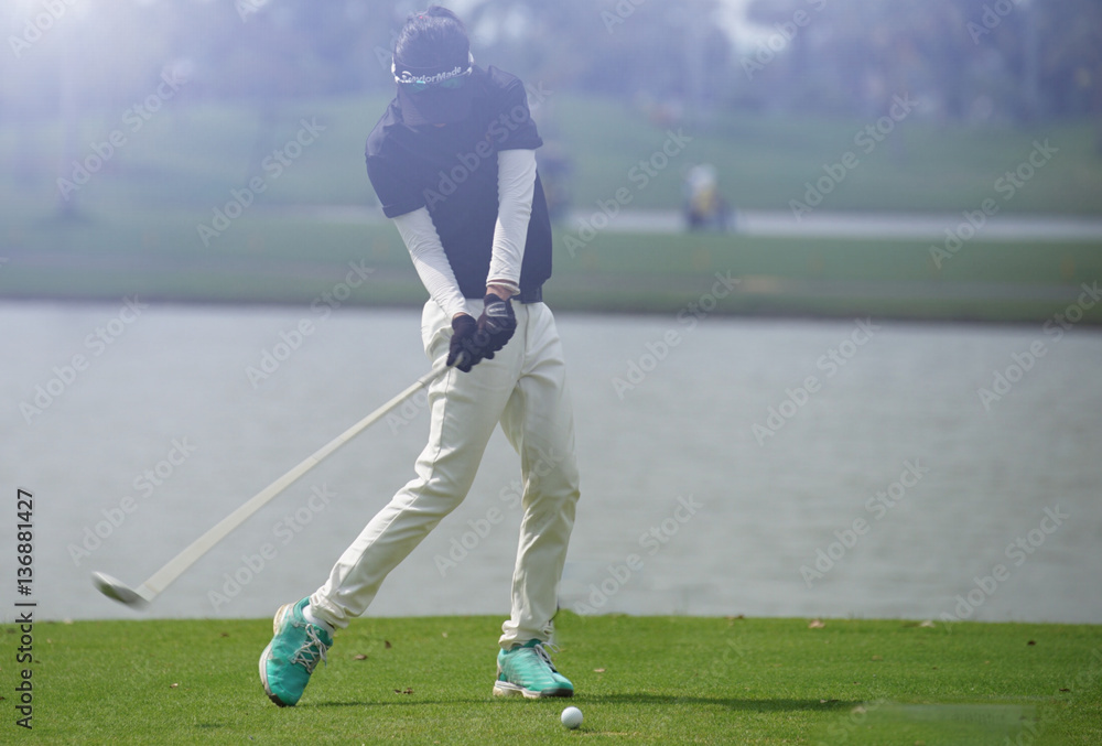 Obraz premium Women's golf is a sport that requires endurance.