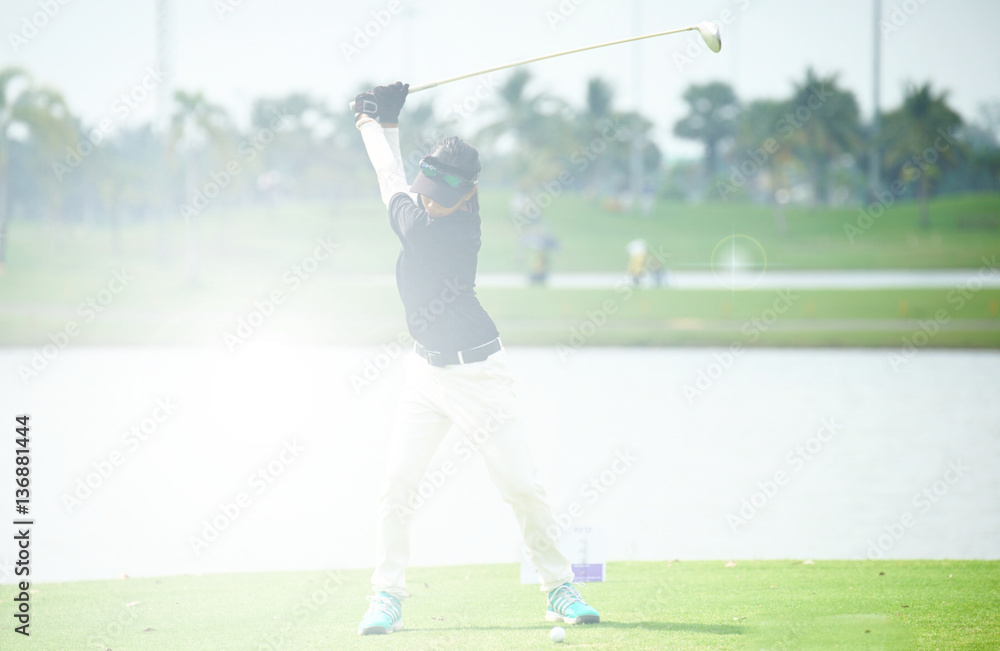 Obraz premium Women's golf is a sport that requires endurance.