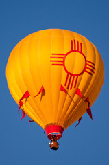 Acrylglasbilder Ballon Heißluftballon mit Zia Sonnensymbol New Mexico  © gbbrowning