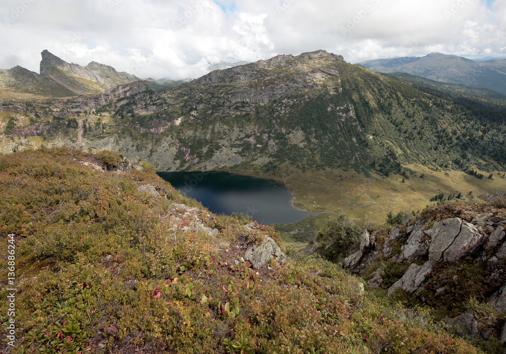 Naklejka premium Mountain lake 