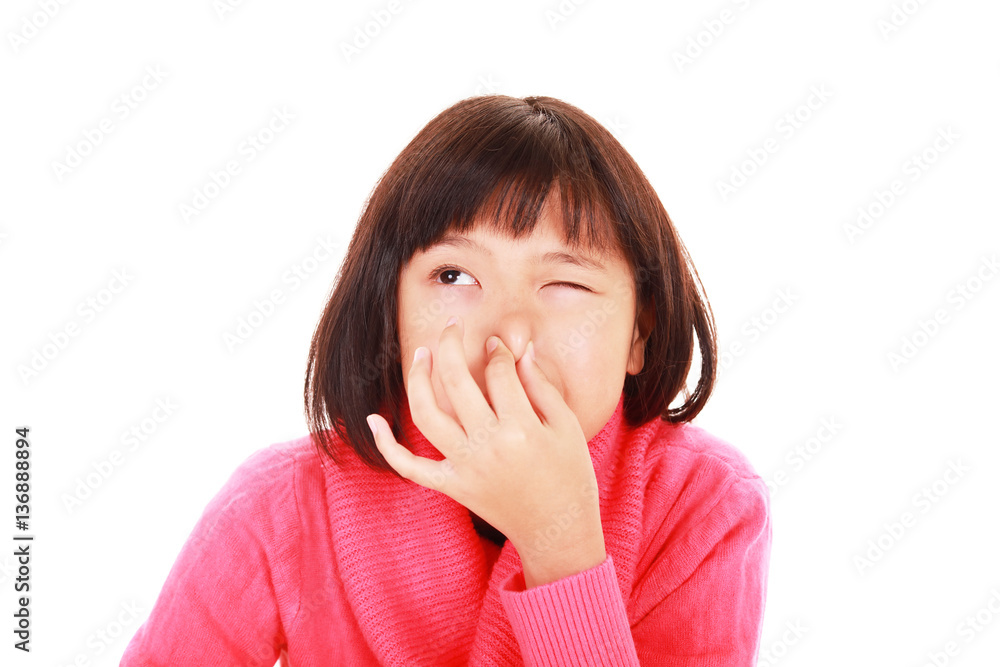 鼻をつまむ女の子 鼻をつまむ女の子