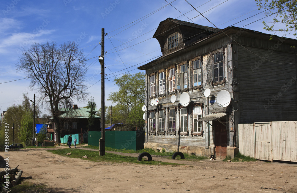 Naklejka premium Старое и новое. Домик в Кимрах. Тверская область.
