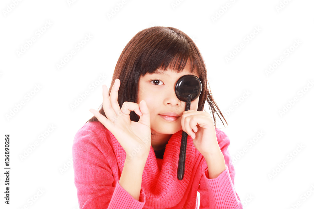 視力検査を受ける女の子
視力検査を受ける女の子