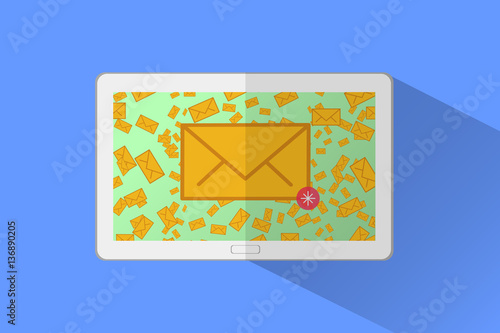 Nuevo mensaje vía correo electrónico en dispositovo personal de tableta, diseño plano en fondo aislado